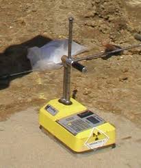 Med dette apparat kan vi måle om gruslaget er korekt stampet, for at kunne bære en bil. Vores brolægningsafdeling skal have styr på det hele.