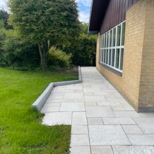 Sti med jetbrændt kantsten