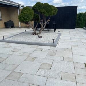 Terrasse med Bonsai træ