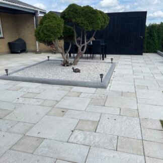 Terrasse med Bonsai træ